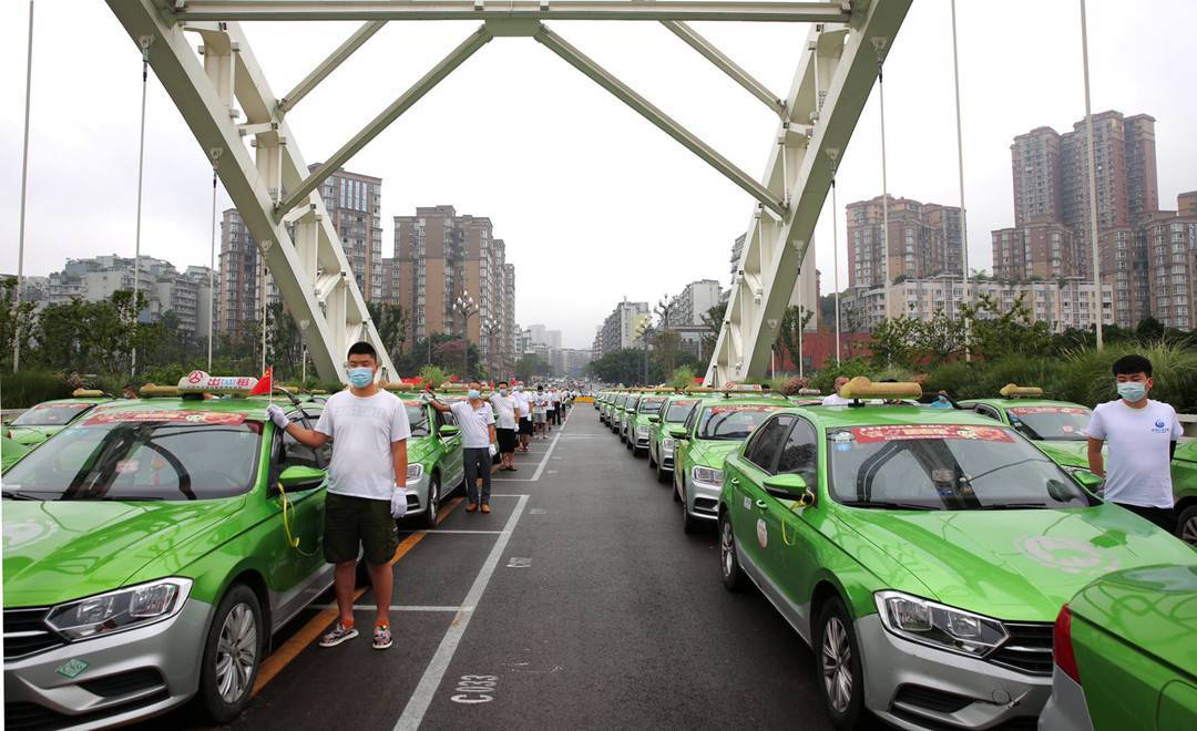 四川自贡222辆出租汽车加入"爱心送考"行列 400多名的哥的姐服务